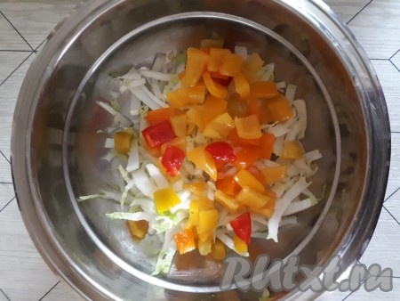 Маринованный перец нарезать кубиками и добавить к капусте. Для салата можно использовать и свежий перец, но с маринованным получается более пикантно. Я использовала домашний маринованный перец из зимних заготовок.
