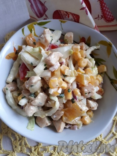 Салат с жареным куриным филе и овощами готов. Салат можно подавать сразу, но лучше дать ему настояться. После нескольких часов в холодильнике он станет великолепным!
