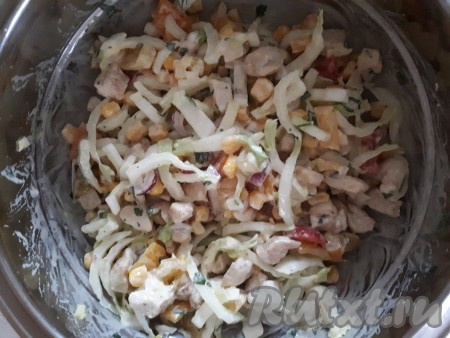 Перемешать. Если необходимо, добавить по вкусу соль и чёрный молотый перец.
