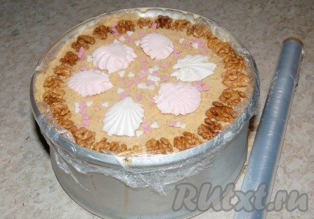 Верх торта затянуть пищевой пленкой и убрать зефирный торт в холодное место.