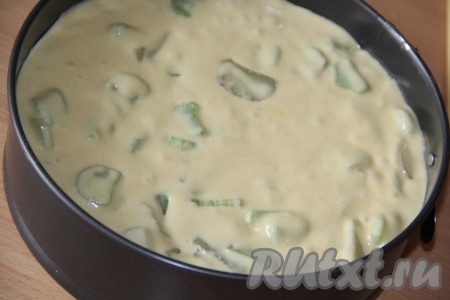 Форму для выпечки (я использовала разъёмную форму диаметром 25 см) смазать растительным маслом, а затем выложить тесто.
