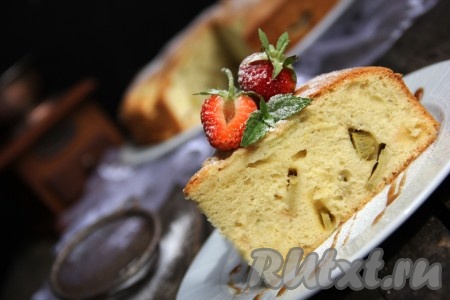 Шарлотка с ревенем, приготовленная по этому рецепту, получается очень вкусной, воздушной, всем советую!
