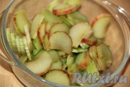 Нарезать ревень на кусочки.
