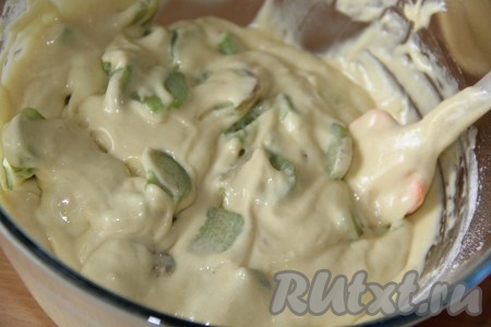 Перемешать тесто с кусочками ревеня.