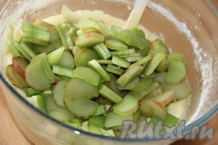 В тесто для шарлотки добавить нарезанный ревень.
