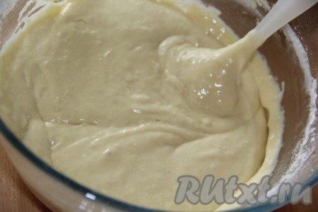 Получившееся тесто перемешать лопаткой до однородного состояния. Тесто для шарлотки получится очень воздушным, нежным.
