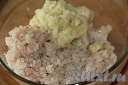Пропустить филе рыбы и лук через мясорубку в объёмную миску. Я советую пропустить рыбное филе через мясорубку дважды, чтобы мелкие косточки, возможно оставшиеся в рыбе, лучше перемололись в мясорубке.
