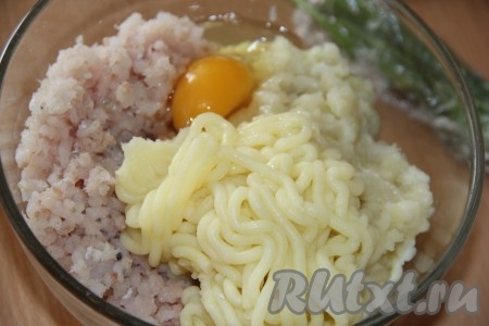 В эту же миску пропустить через мясорубку варёный картофель, добавить сырое яйцо.