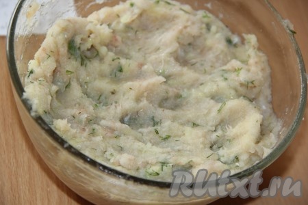 Тщательно вымесить рыбный фарш.
