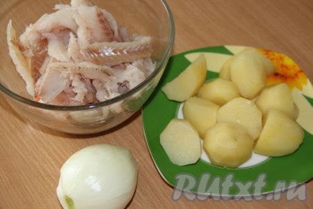 Для приготовления этих котлет можно купить рыбное филе, уже отделённое от костей. А можно купить рыбные тушки, разморозить их, удалить внутренности с плавниками, затем отделить филе от костей. Картофель очистить выложить в кастрюлю, залить полностью водой и отварить до готовности (в течение 20-25 минут после закипания воды, готовые картошины должны легко прокалываться ножом), затем воду слить. Варёную картошку остудить. Лук очистить.