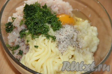 Укроп вымыть, мелко нарезать и вместе с солью и чёрным молотым перцем добавить в миску с рыбой и картошкой.