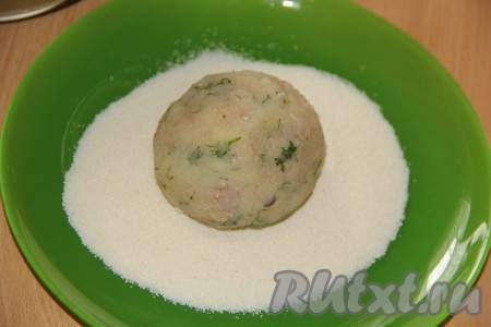 Из получившегося рыбно-картофельного фарша сформировать котлеты и обвалять их со всех сторон в манке (или муке).