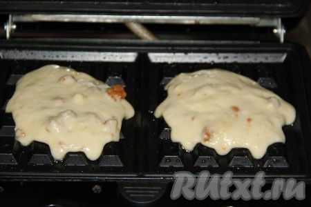 Элетровафельницу для венских вафель хорошо разогреть. Смазать вафельницу растительным маслом только перед приготовлением первых вафелек. Выложить по 1 столовой ложке теста.