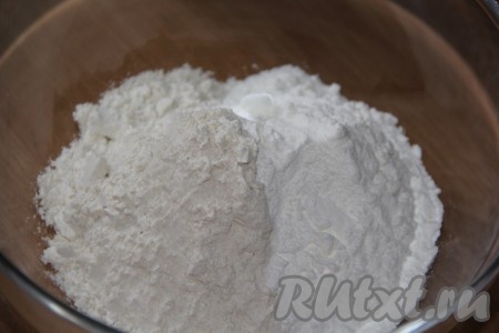 Соединить муку, крахмал, сахар, ванильный сахар, соль, разрыхлитель и соду, слегка перемешать сухие ингредиенты.