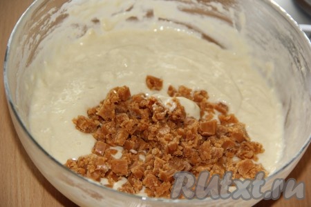 Ириски (если вы будете готовить с ними) нарезать на мелкие кубики и добавить в тесто.
