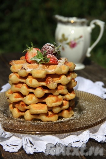 Готовые вафли переложить на плоскую тарелку. Таким образом приготовить все венские вафли в электровафельнице. Из данного количества продуктов получается 12 вафель. Перед подачей вафельки можно посыпать сахарной пудрой или полить сиропом. Вафли, приготовленные из теста, замешанного на кефире, получаются аппетитными, мягкими и очень вкусными, попробуйте! 