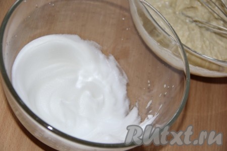 В отдельной сухой посуде взбить миксером яичный белок до стойких пиков.
