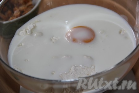 Сюда же влить кефир и перемешать тесто венчиком.
