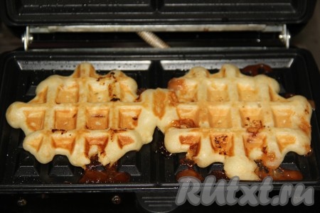 Плотно закрыть створки вафельницы и готовить, примерно, 5-7 минут. Венские вафли должны стать золотистого цвета.
