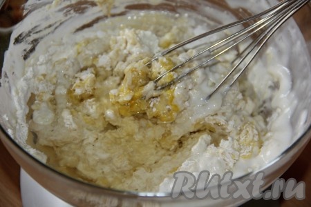 В тесто добавить растительное масло и ещё раз перемешать венчиком.
