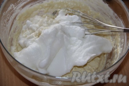 Добавить взбитый белок в тесто и перемешать венчиком.
