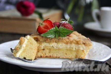 Готовый нежный, вкусный пирог с творогом и ревенем остудить, нарезать на кусочки и подать к столу. Смотрите, какой красивый этот пирог в разрезе!
