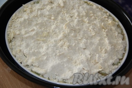 Поверх ревеня выложить штрейзельную крошку.
