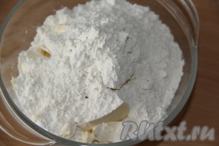 К маслу и сахару добавить муку.
