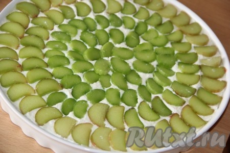 Ревень вымыть, снять тонкую плёнку со стеблей. Нарезать ревень на примерно одинаковые кусочки и выложить поверх творога ровным слоем.
