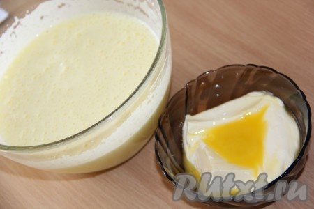 Сливочное масло растопить удобным для вас способом (например, в микроволновке) и слегка остудить.
