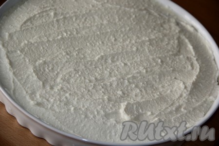 Поверх теста выложить творожную начинку и равномерно распределить.
