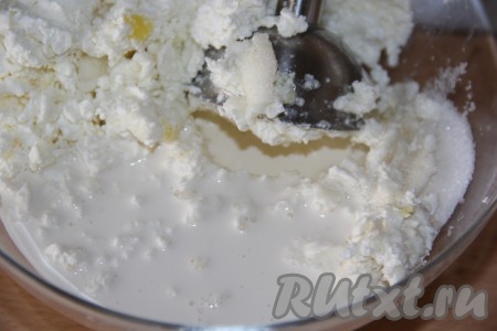 Пробить творог с сахаром погружным блендером, затем влить молоко.
