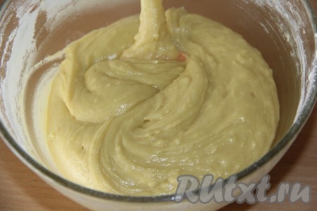 Перемешать лопаткой. Тесто получится не жидкое, однородное и воздушное.
