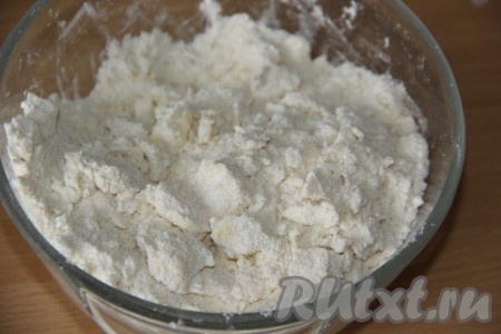 Руками перетереть масло с сахаром и мукой в крошку.
