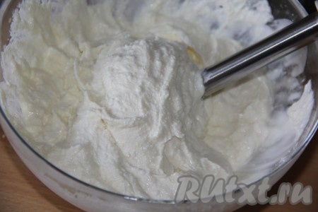 Пробить творожную начинку блендером до однородного состояния.
