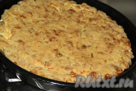 Поставить форму с пирогом в разогретую духовку и выпекать, примерно, 1 час при температуре 180 градусов.
