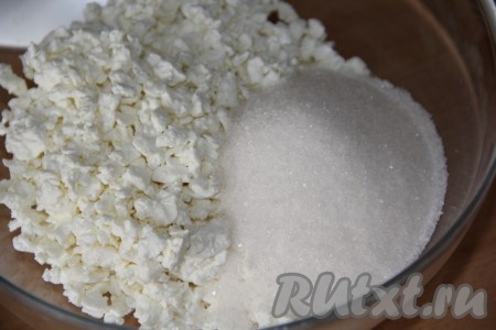 Для приготовления творожной начинки для пирога нужно соединить творог и сахар. Творог можно взять любой жирности и консистенции.
