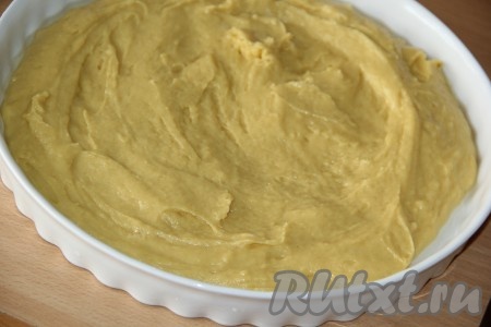 Форму для выпечки (я использовала форму диаметром 28 см) смазать маслом, а затем выложить тесто и разровнять его.
