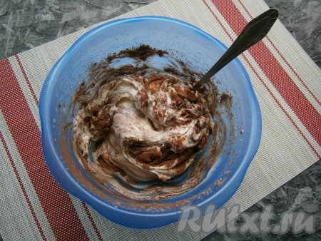 Вначале ложкой, а затем миксером перемешать крем до однородности.
