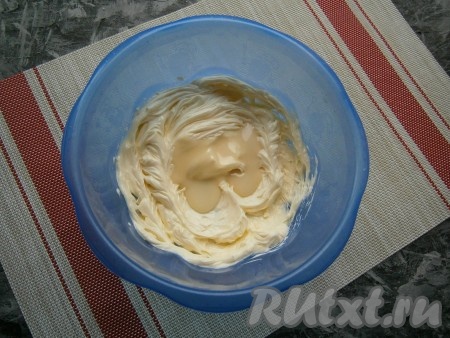 К взбитому маслу частями добавить сгущённое молоко, продолжая взбивать.
