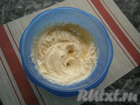 По желанию, добавить 1-2 капли пищевого ароматизатора. Крем получится гладким и довольно густым.
