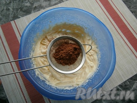 Просеять в крем какао-порошок.
