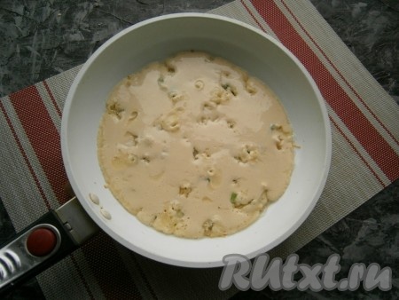 Жарить картофель, не перемешивая, до легкой золотистости снизу (2-3 минуты) на среднем огне. Затем залить картофель 5-6 столовыми ложками теста.
