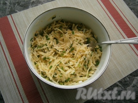 Перемешать картофельную начинку.
