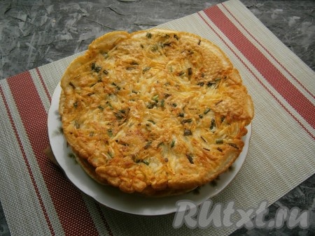 Не накрывая сковороду крышкой, жарить картофельную лепёшку еще 3-4 минуты. Вторая сторона теста также должна подрумяниться. Таким образом пожарить все лепёшки.
