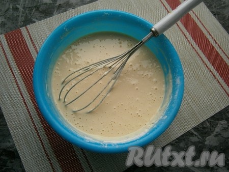 Замесить венчиком тесто, оно получится не жидким, но и не очень густым, по консистенции оно будет похоже на тесто для толстых блинов. Оставить тесто на 15 минут, прикрыв его плёнкой.
