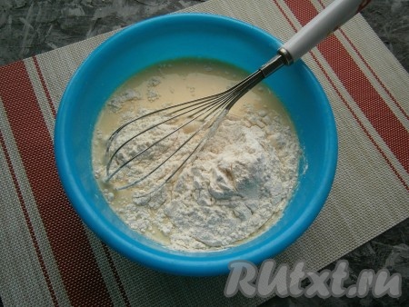 Хорошенько взбить венчиком, всыпать муку.

