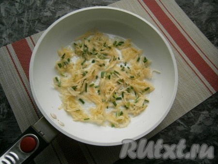 Сковороду (у меня сковорода диаметром 24 см) разогреть со столовой ложкой растительного масла, выложить 3-4 столовых ложки картофеля с луком, распределить его ровным слоем по всей сковороде.
