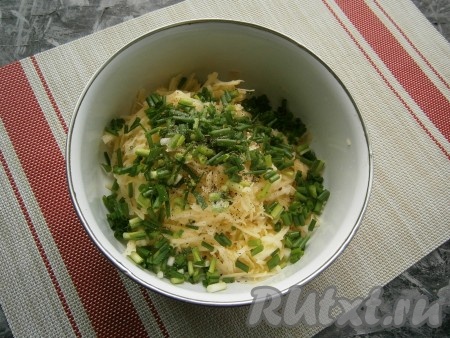 Натереть картофель на крупной терке, добавить измельченный зеленый лук, соль и молотый перец.
