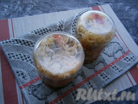 Поставить кастрюлю на средний огонь, вода должна закипеть. После закипания уменьшить огонь до минимума и стерилизовать салат 15 минут. По истечении времени аккуратно достать банки из кастрюли, закатать их, перевернуть.
